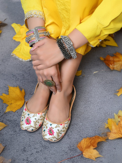 Rojana Embroidered Punjabi Jutti